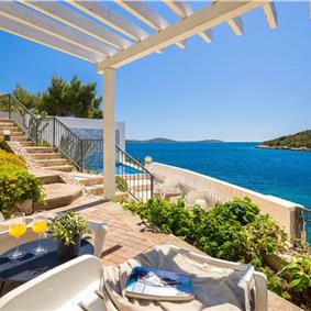 6 Bedroom Waterfront Villa with Pool in Uvala Ljubljeva near Trogir, Sleeps 12-13